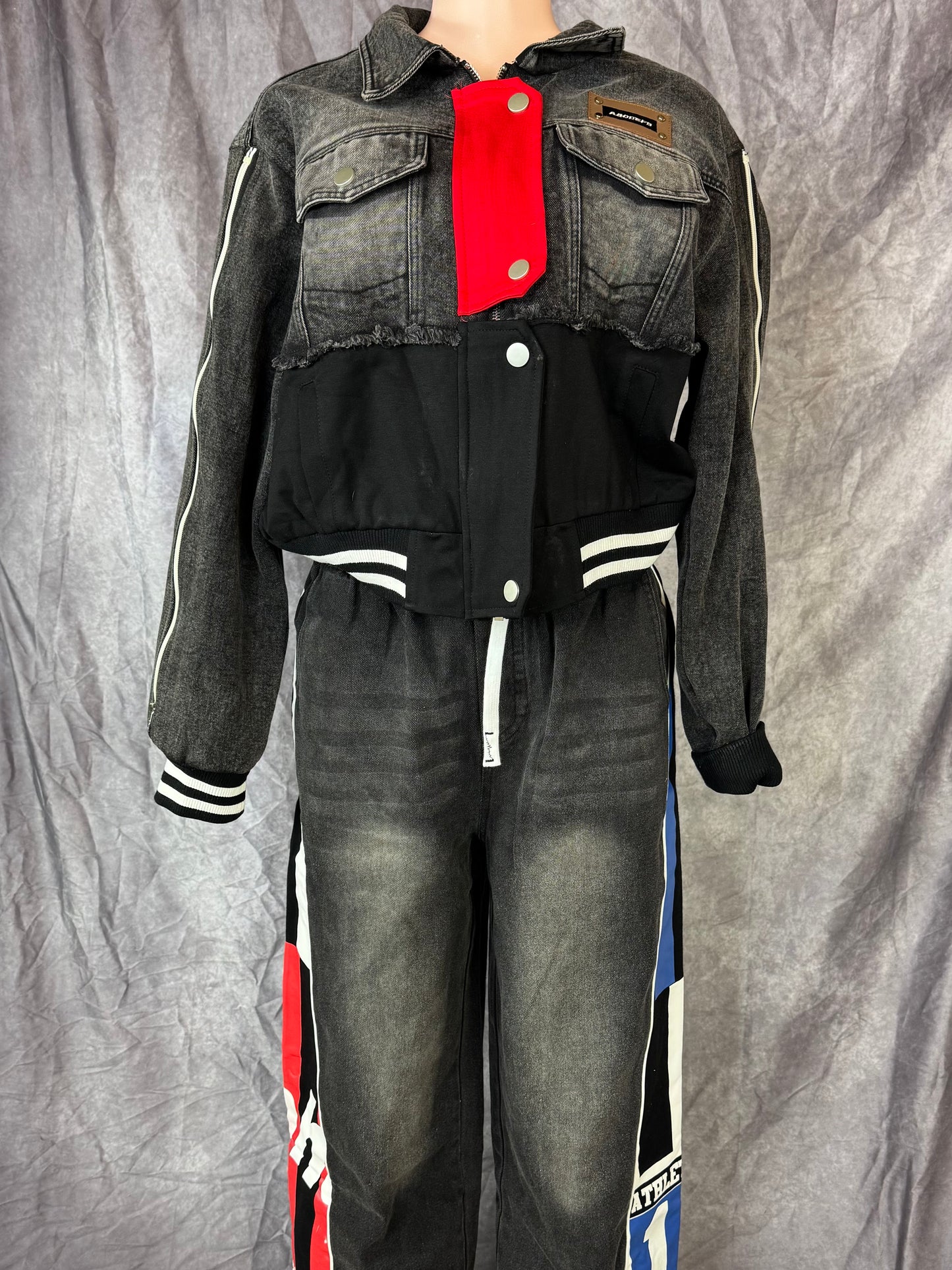 Conjunto mezclilla oscuro con detalles rojo y azul