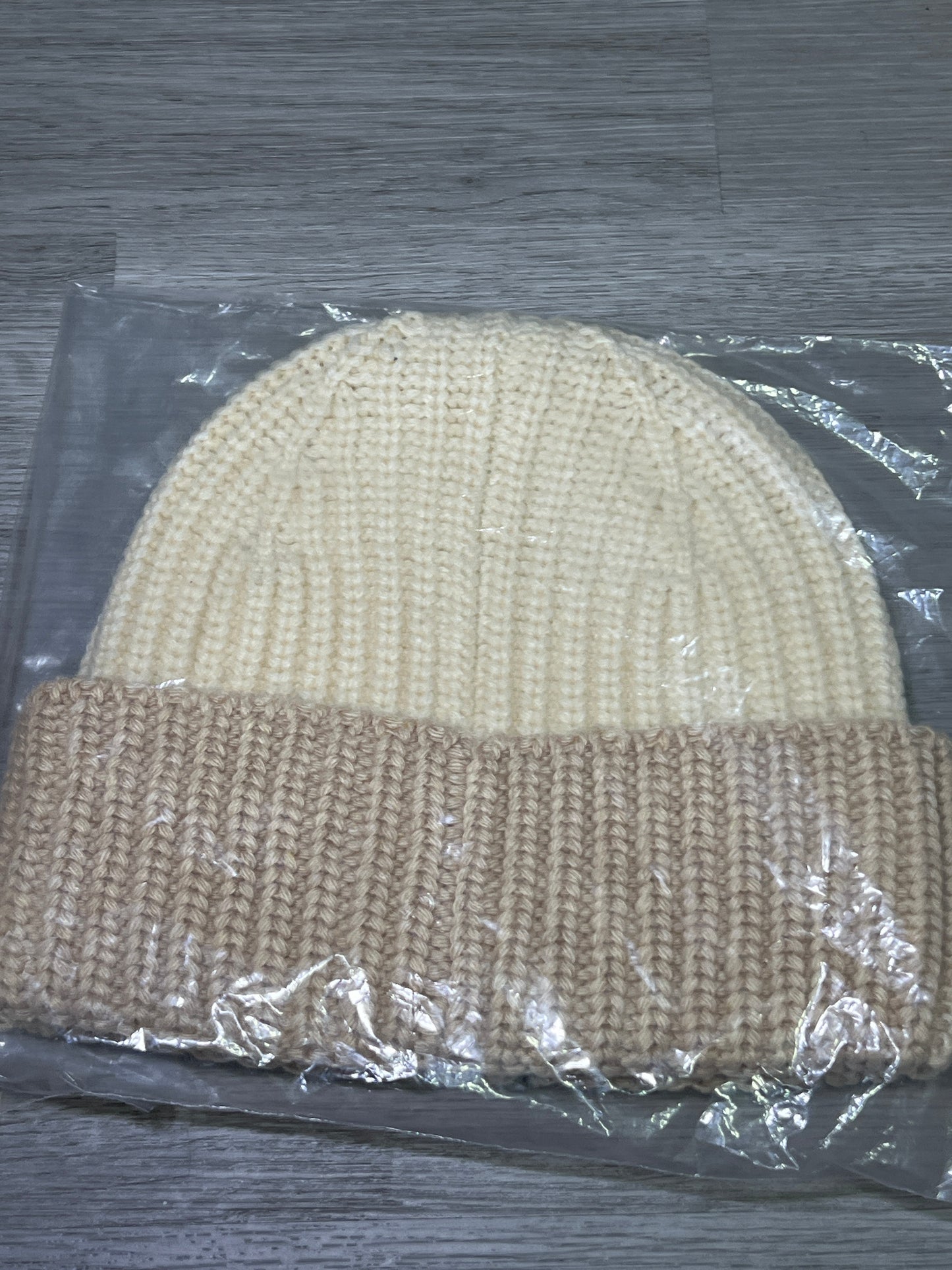 Gorrito beige CH