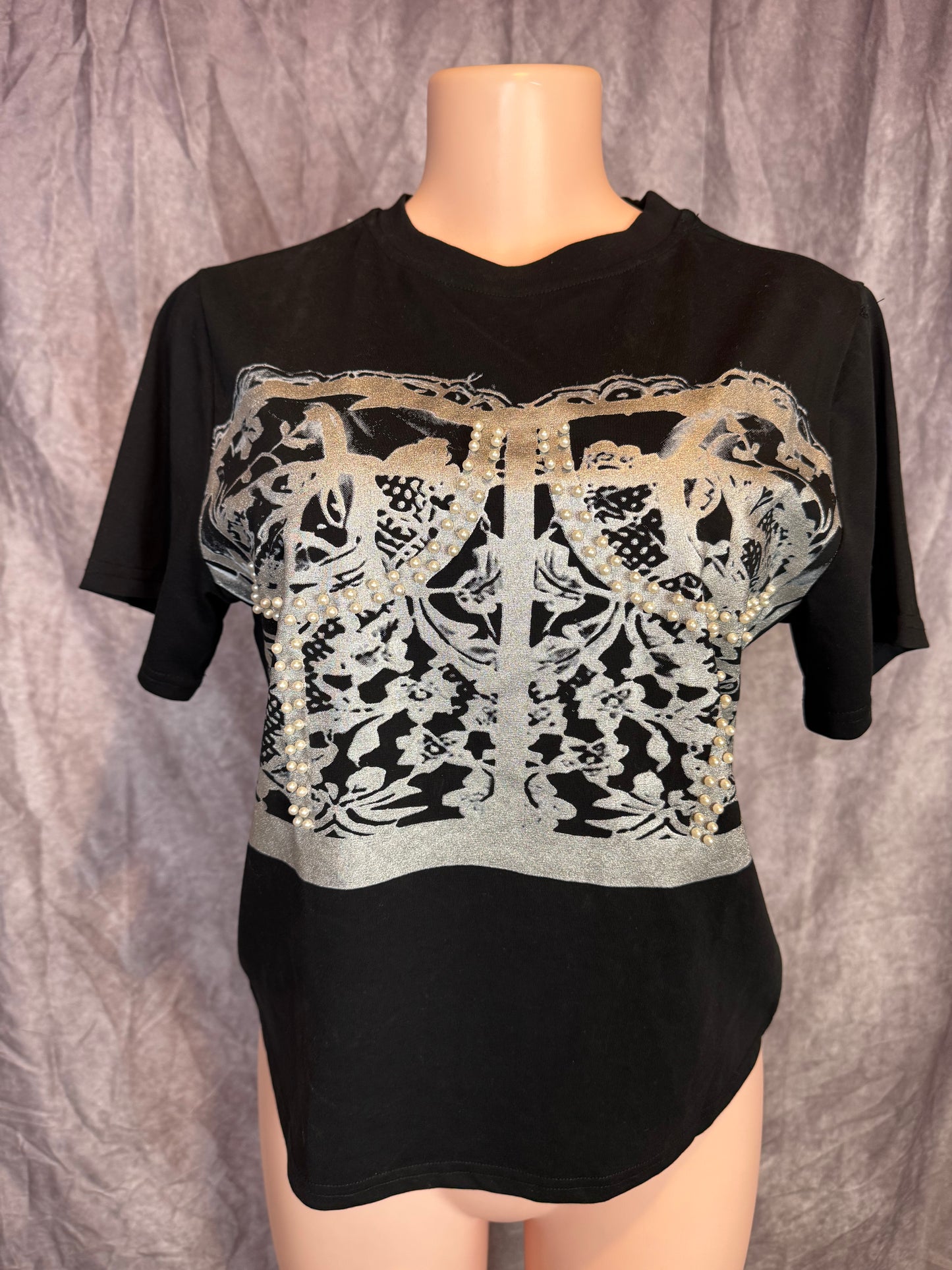 Playera negra con perlas incrustadas