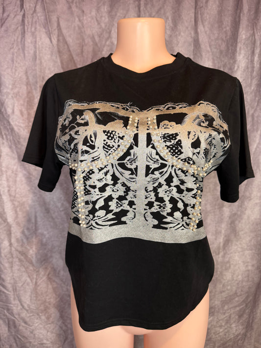 Playera negra con perlas incrustadas