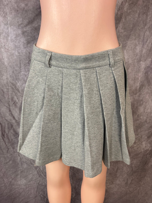 Falda gris tableada